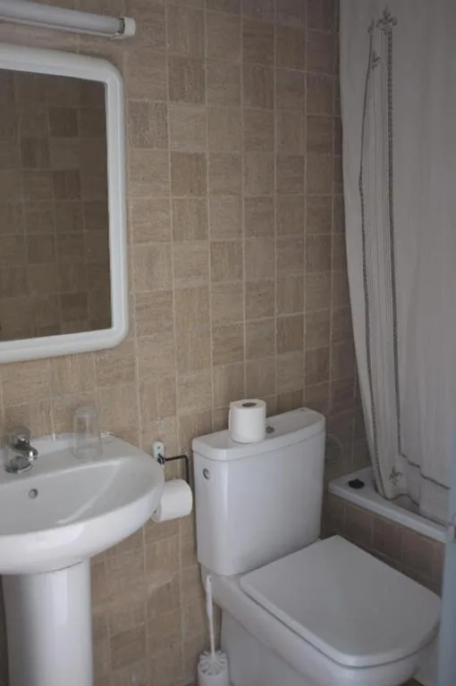 Habitación Doble con baño privado - 1 o 2 camas — Hostal Europa