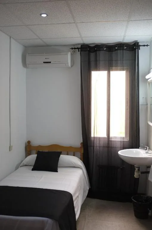 Habitación Individual con baño compartido — Hostal Europa