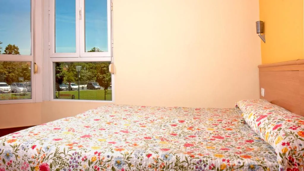 Quadruple Room with Private Bathroom — HOSTAL EUROPA pensión