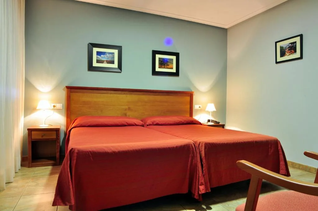 Habitación Doble Superior - 1 cama extragrande o 2 individuales — Hostal Europa