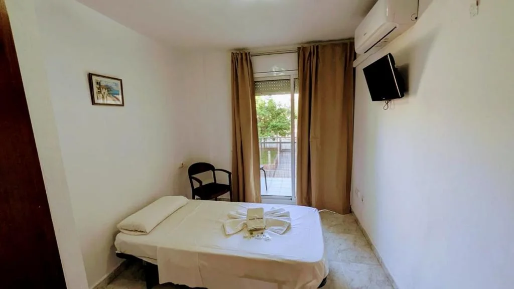 Budget Single Room — Hostal Europa
