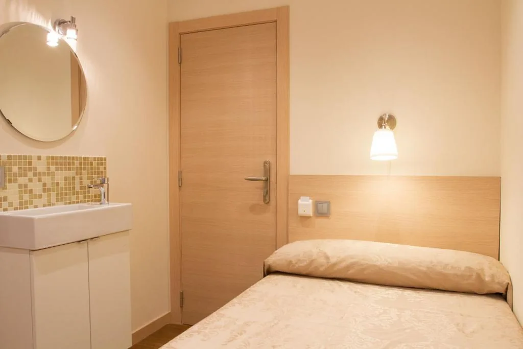 Einzelzimmer mit Gemeinschaftsbad — Hostal Excellence