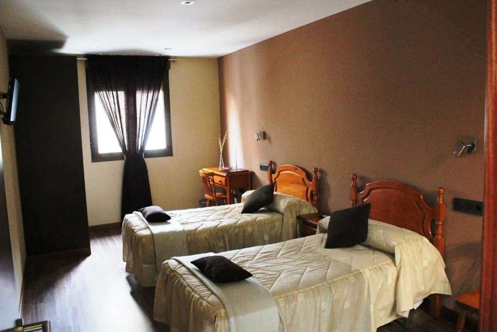 Habitación Doble con baño - 2 camas — Hostal Extremeño