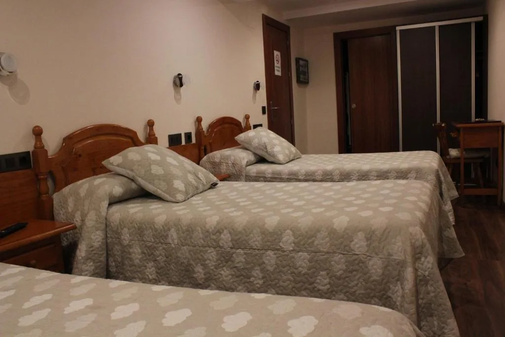 Habitación Triple con baño privado — Hostal Extremeño