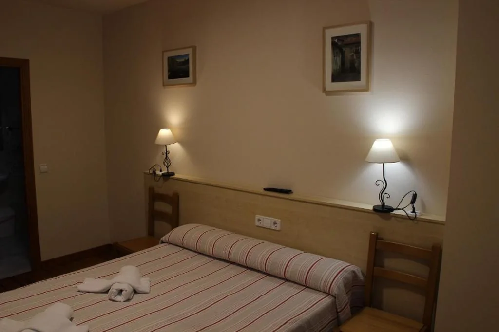 Standard Room - 1 Large Bed — Hostal Ezkaurre