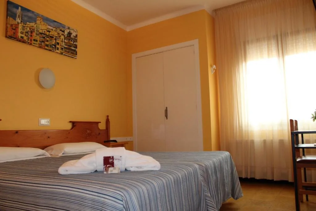 Camera doppia - 1 o 2 letti — Hostal Fabrellas