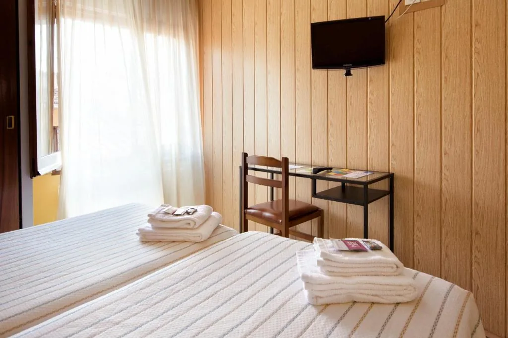 Camera doppia economica - 1 o 2 letti — Hostal Fabrellas