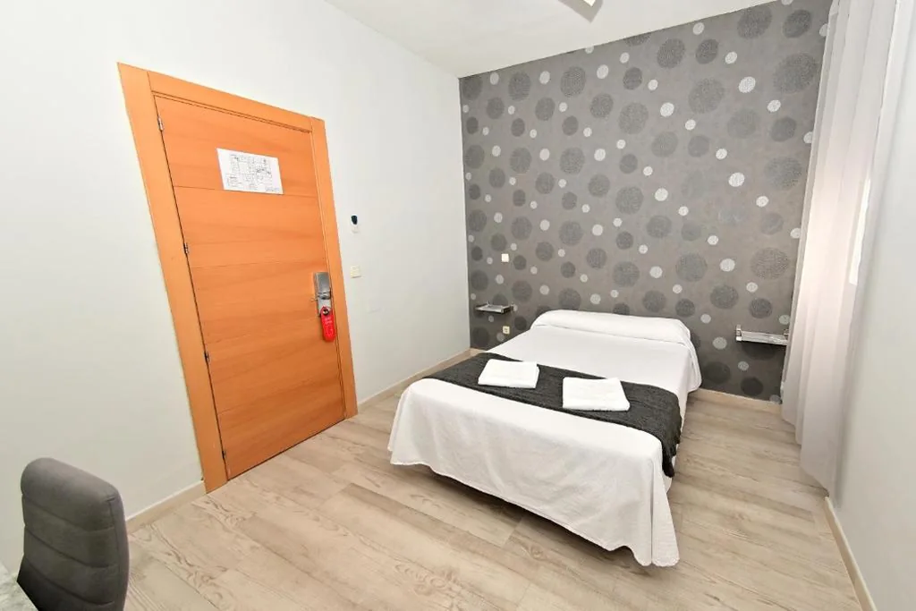 Habitación Doble con baño compartido - 1 o 2 camas — Hostal Falfes
