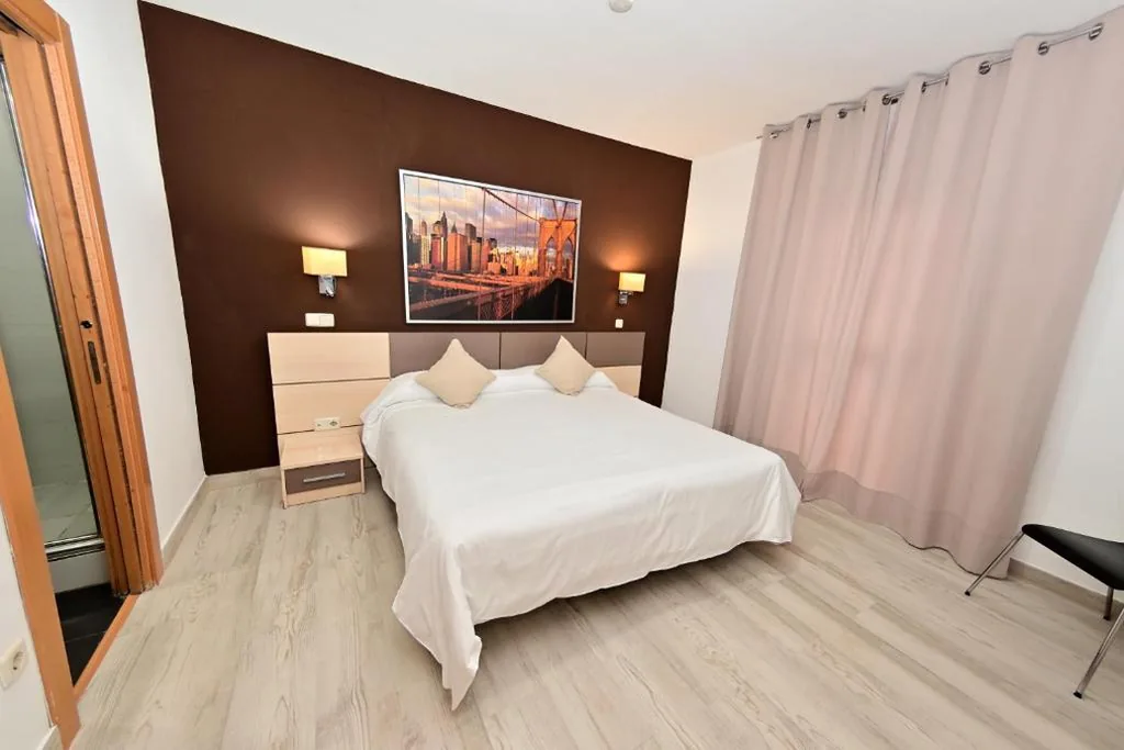 Habitación Doble con baño privado - 1 o 2 camas — Hostal Falfes