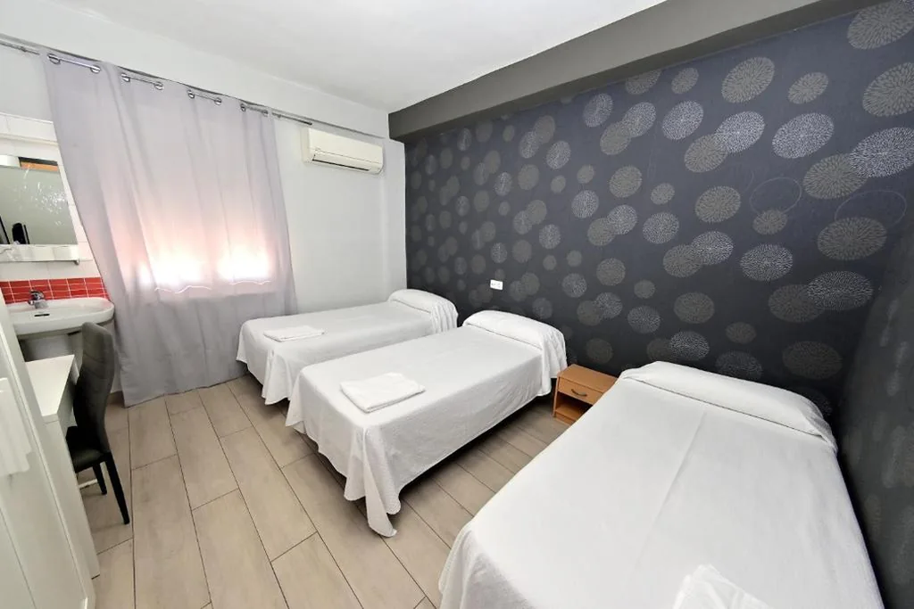 Habitación Doble con cama supletoria y baño compartido - 1 o 2 camas — Hostal Falfes