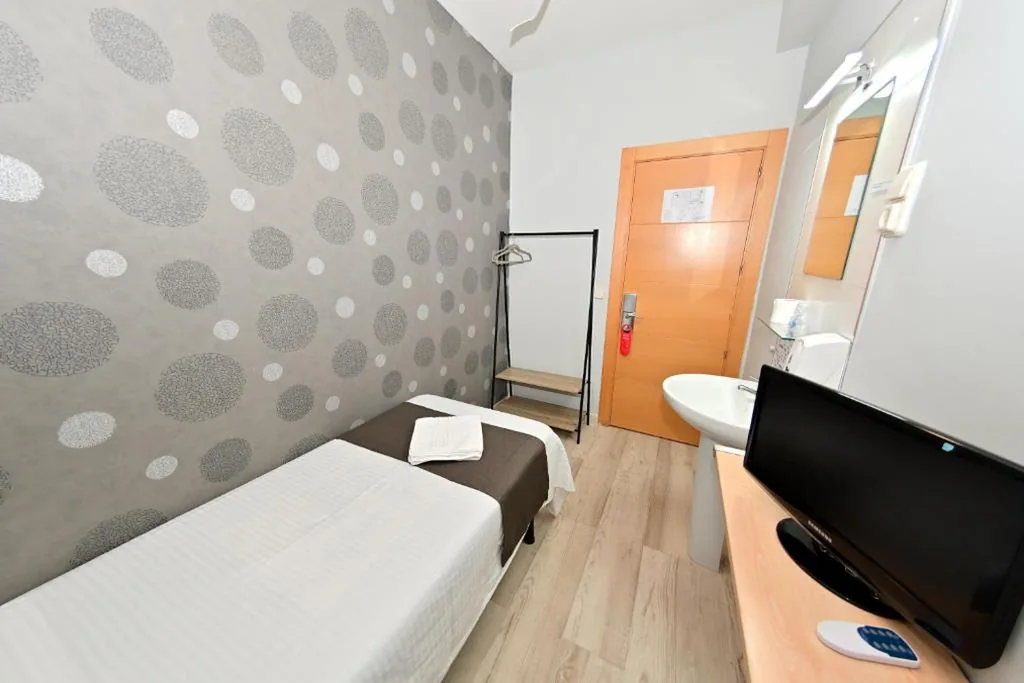 Habitación Individual con baño compartido — Hostal Falfes