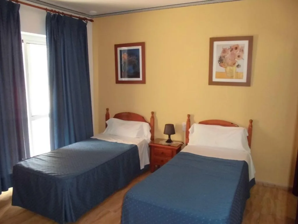 Quarto Duplo com Varanda - 2 camas — Hostal Fantoni