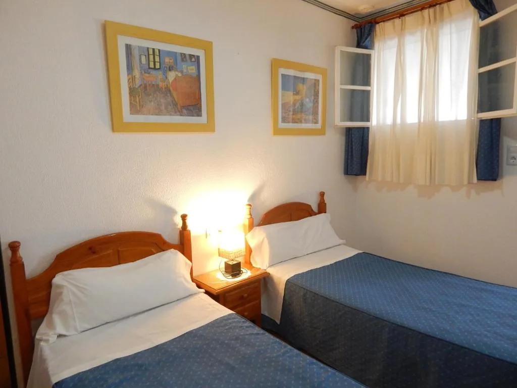Quarto Duplo (janela interior) - 2 camas — Hostal Fantoni