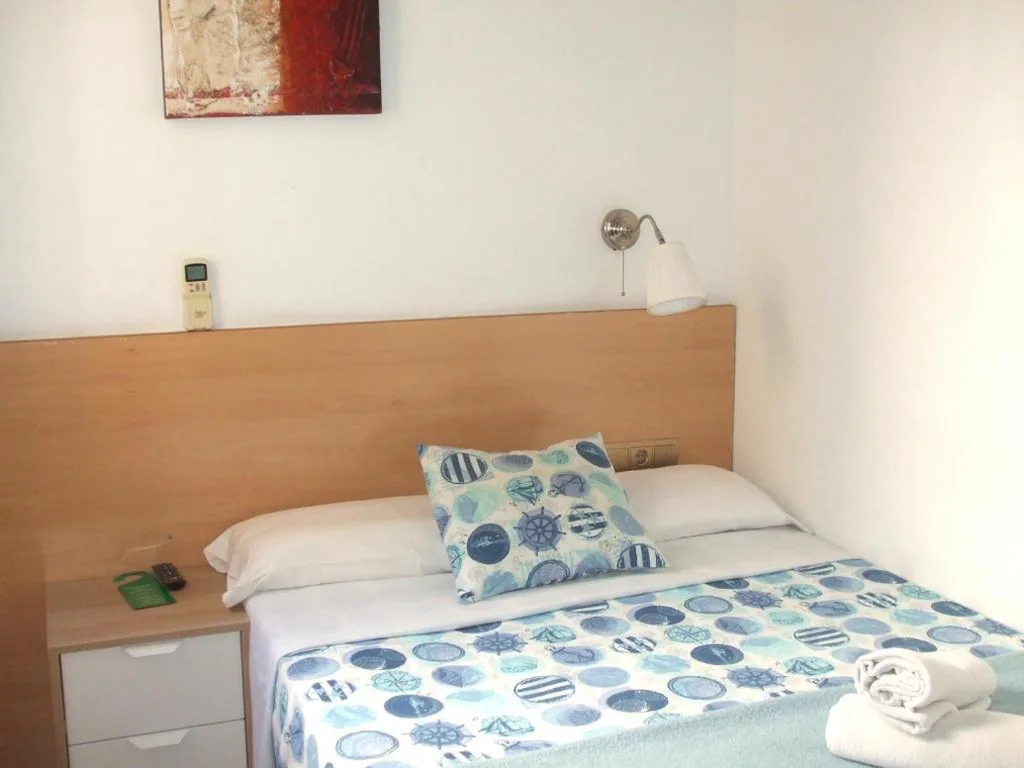 Habitación Doble con baño compartido — Hostal Felipe 2