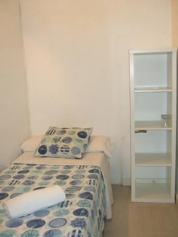Habitación Triple con baño compartido — Hostal Felipe 2