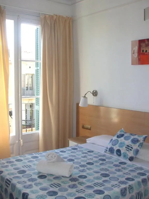 Habitación Triple con baño privado — Hostal Felipe 2