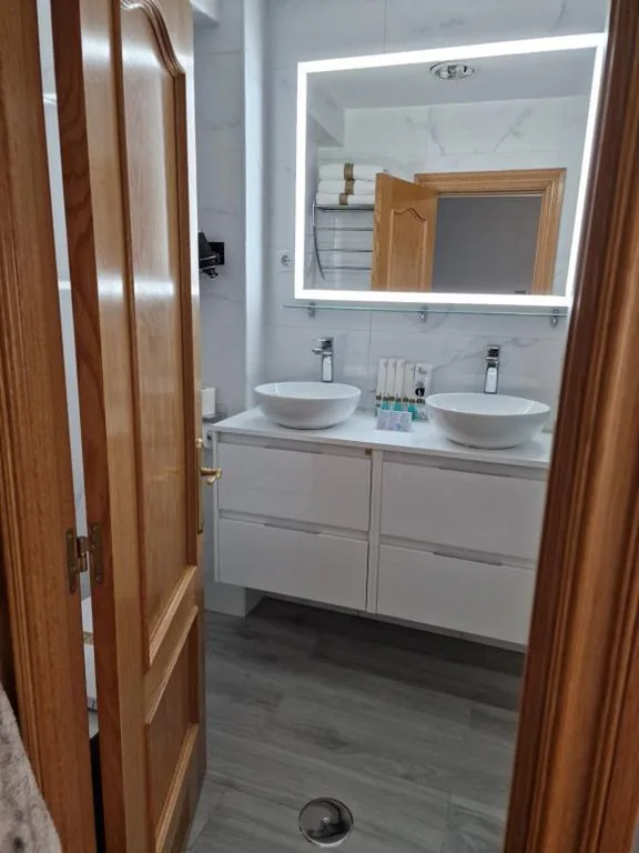 Habitación Cuádruple con baño privado — Hostal Fidalgo