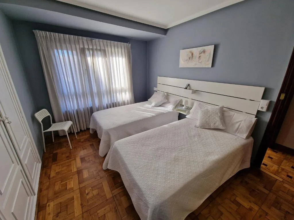 Habitación Doble Estándar - 2 camas — Hostal Fidalgo