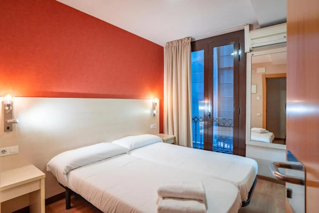 Camera doppia con bagno privato — Hostal Fina