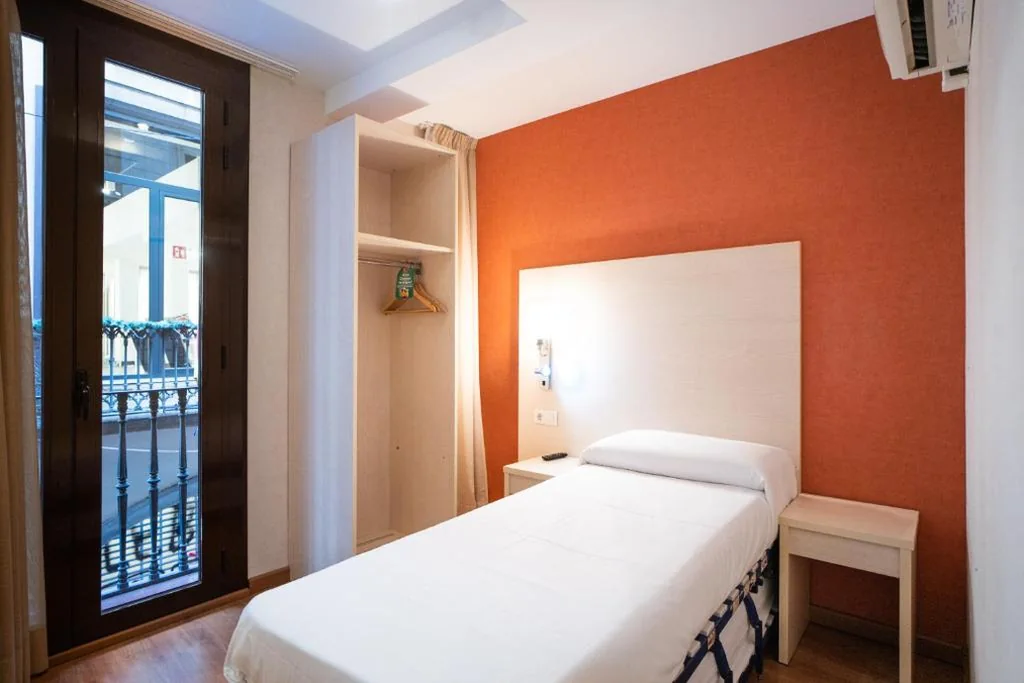 Camera singola con bagno privato — Hostal Fina