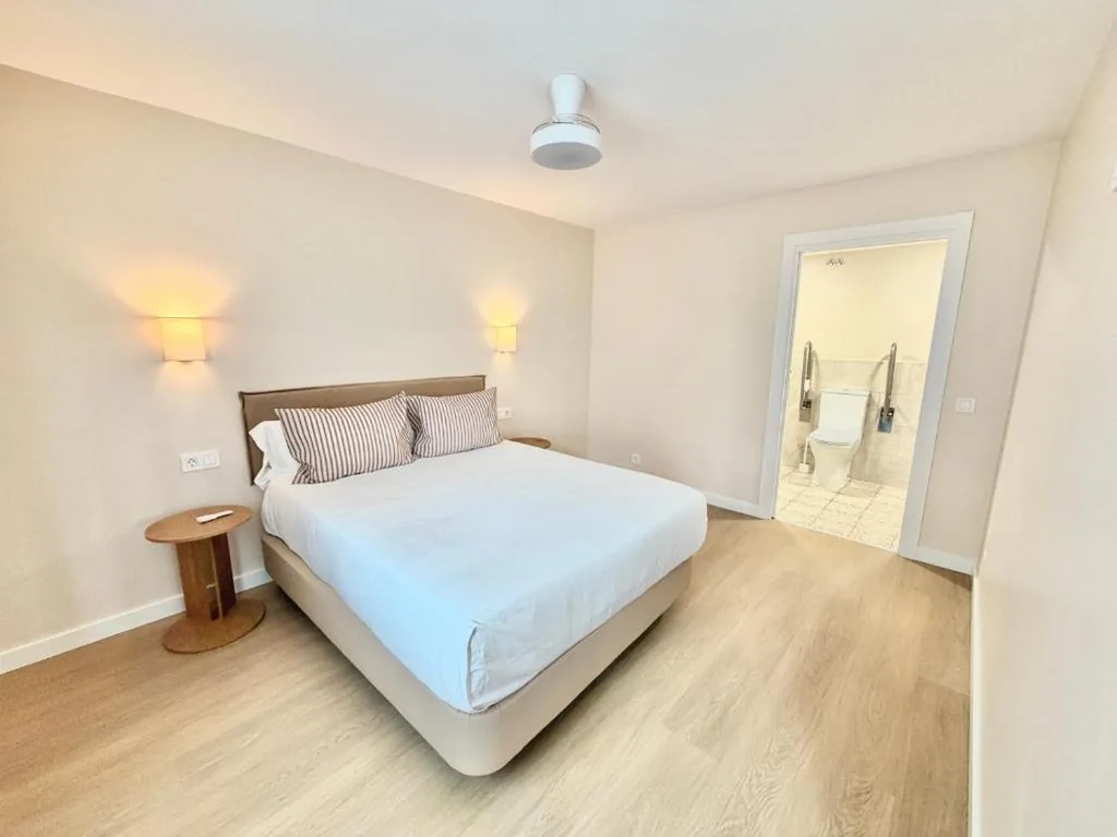 Chambre double adaptée aux personnes à mobilité réduite — Hostal Finca La Oliva