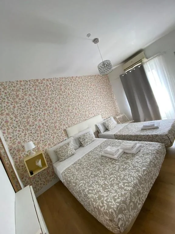 带加床和共用浴室的双人间 — Hostal Flat55Madrid
