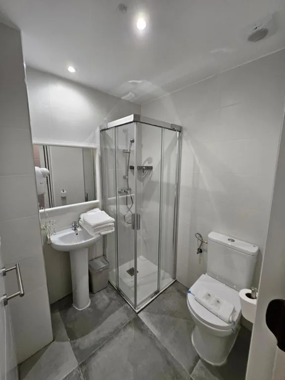 Doppelzimmer mit eigenem Bad — HOSTAL FONCALADA