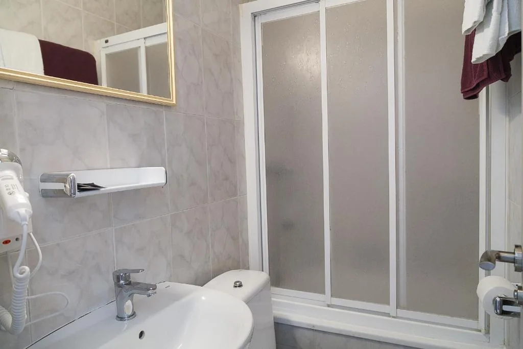 Quarto Duplo Standard com casa de banho privativa — Hostal Fonda Montserrat
