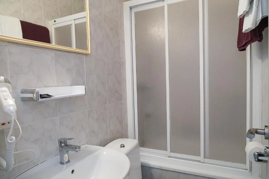 Quarto Triplo Clássico — Hostal Fonda Montserrat