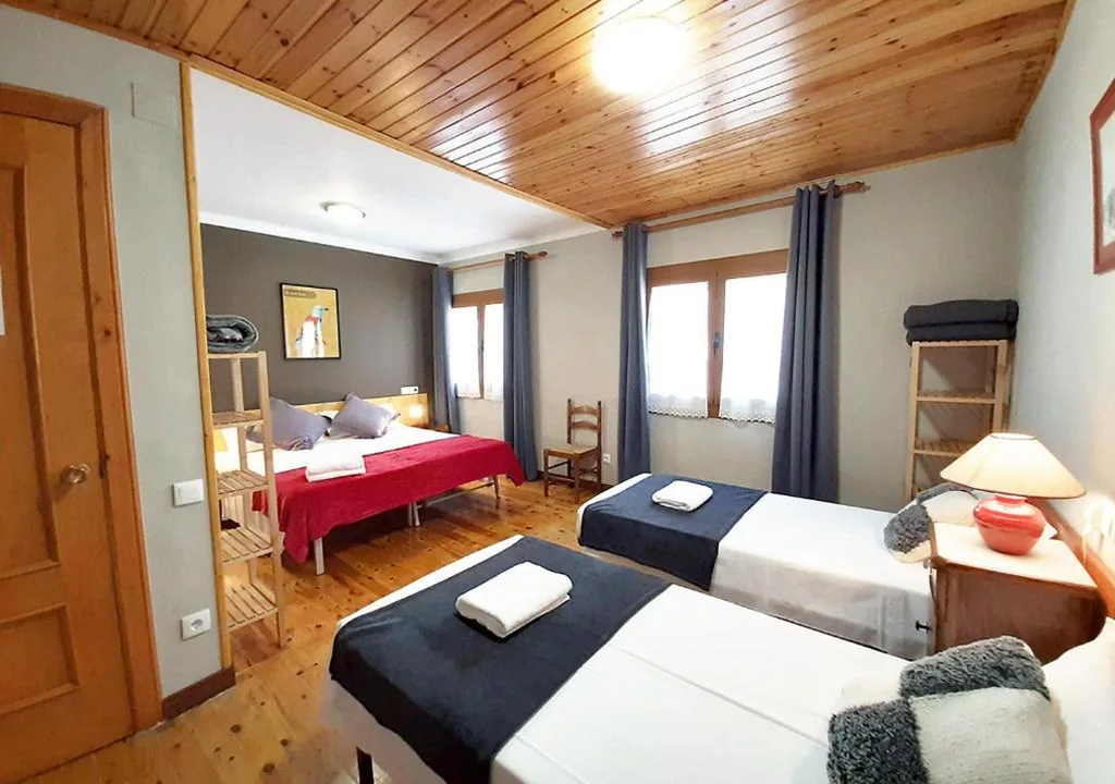 Habitación Cuádruple con baño privado — Hostal Fonda Prat