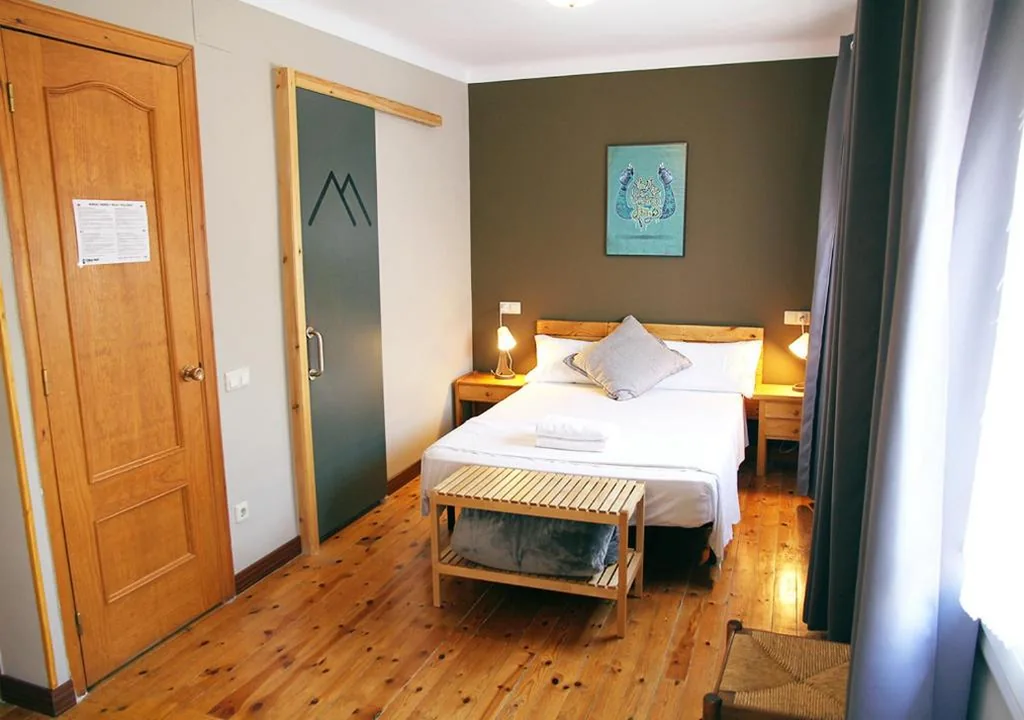 Habitación Triple con baño privado — Hostal Fonda Prat