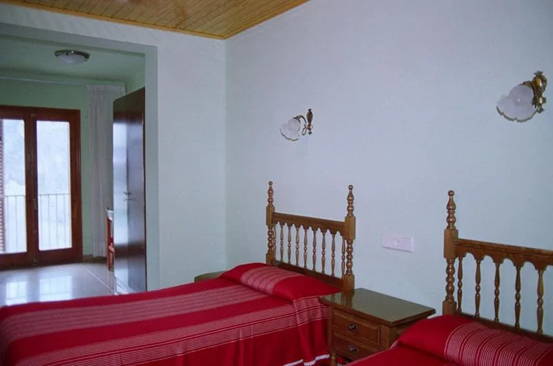 Camera doppia con 2 letti — Hostal Fondevila