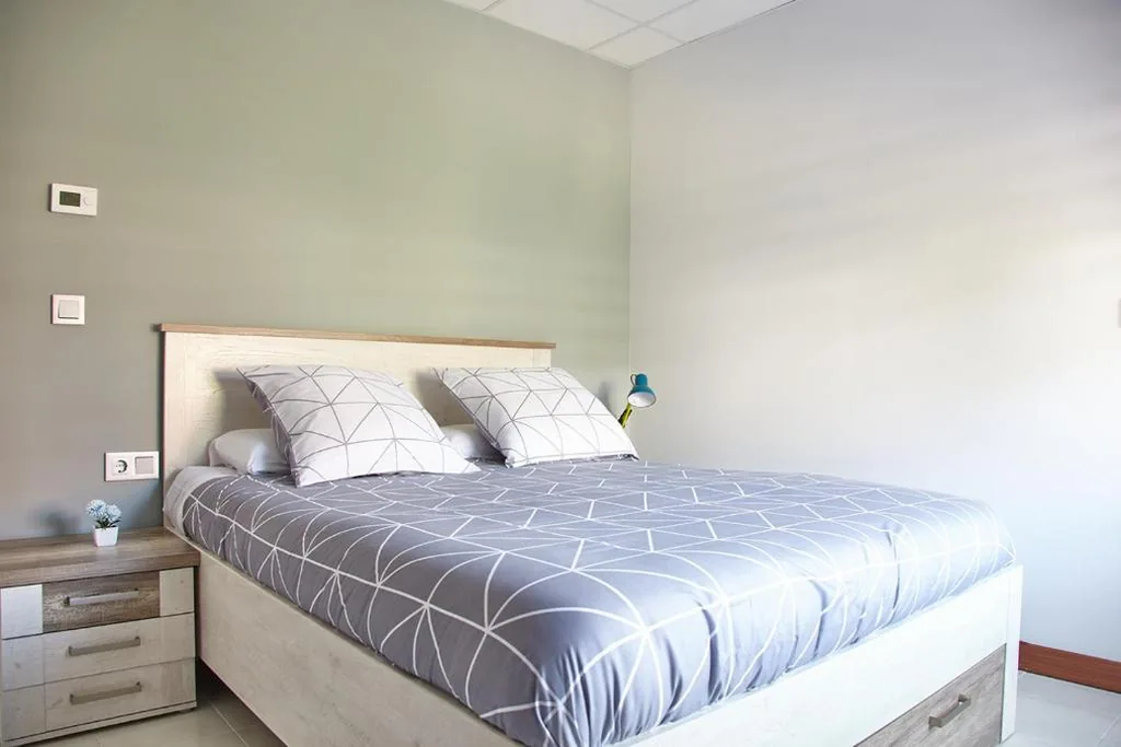 Habitación con cama extragrande y vistas al jardín — HOSTAL FONTAÑAN