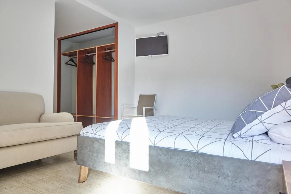 Habitación Triple con vistas a la montaña — HOSTAL FONTAÑAN