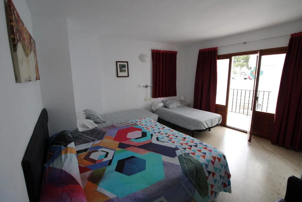 Habitación cuádruple — Hostal Fornet Altea