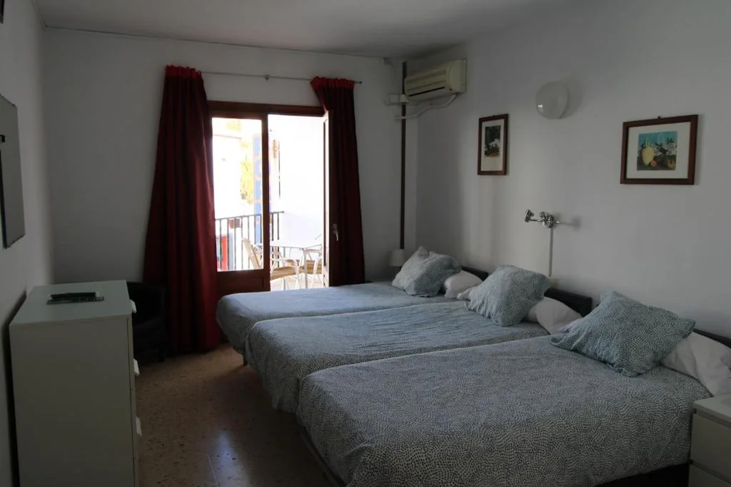 Habitación Triple - 3 camas — Hostal Fornet Altea