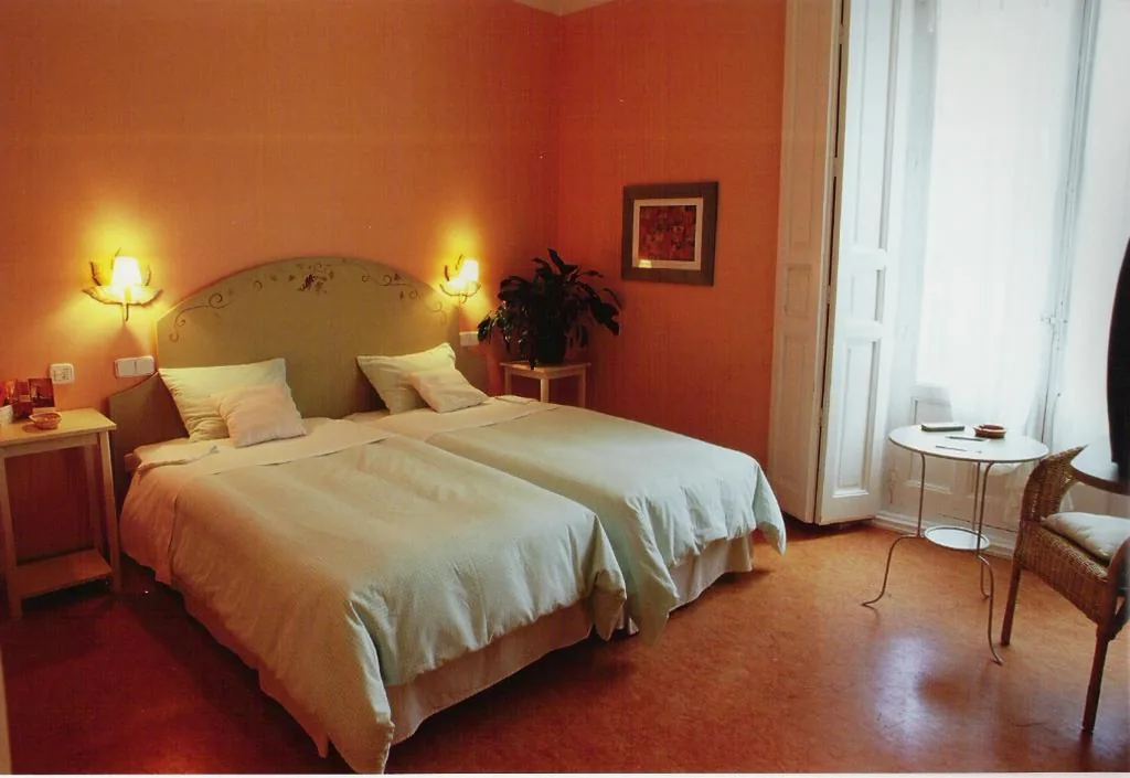 Budget tweepersoonskamer - 2 bedden — Hostal Fornos