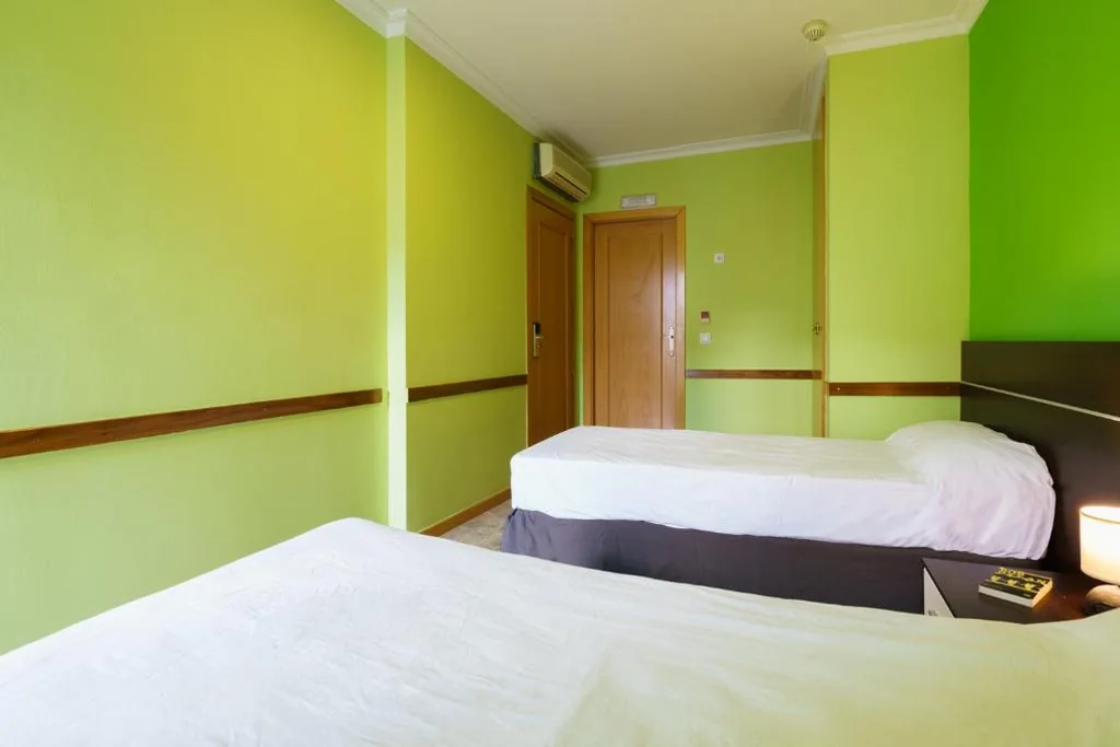 Camera doppia con balcone - 2 letti — Hostal Frasca by Vivere Stays