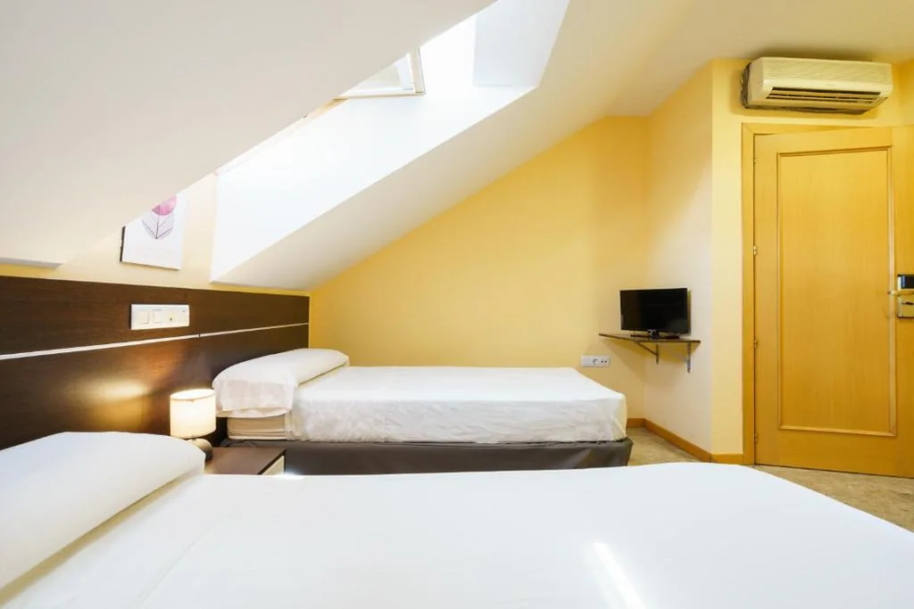 Camera doppia con letto supplementare - 2 letti — Hostal Frasca by Vivere Stays