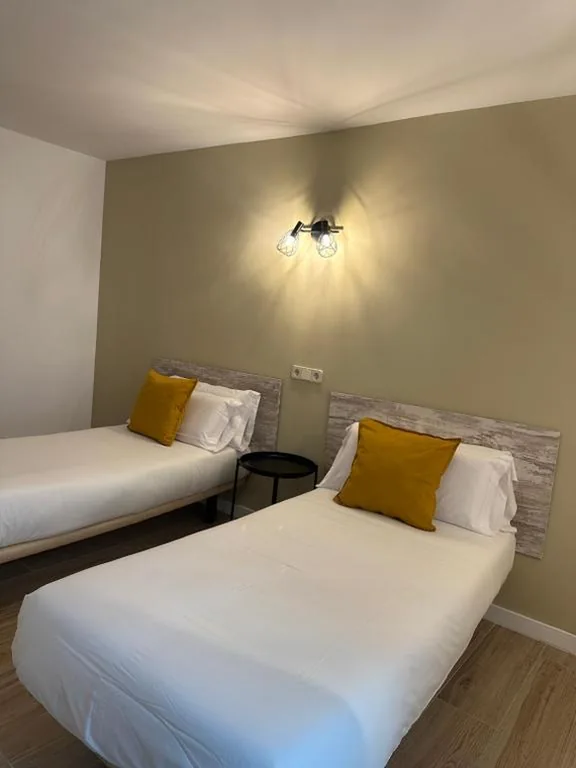 Habitación Doble con baño - 2 camas — Hostal Fronton