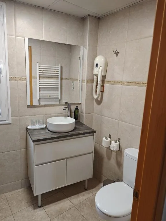 Habitación Triple con baño privado — Hostal Fronton
