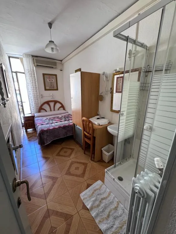 Habitación Doble con baño compartido — Hostal Fuentesol