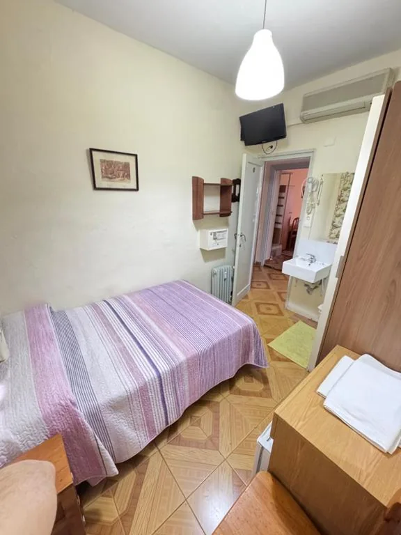 Habitación Individual con baño privado — Hostal Fuentesol