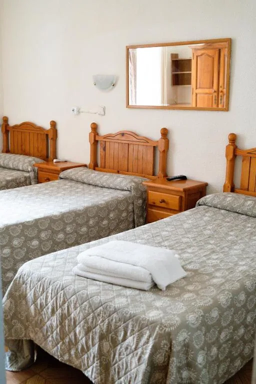 Habitación Triple — Hostal Fuentesol