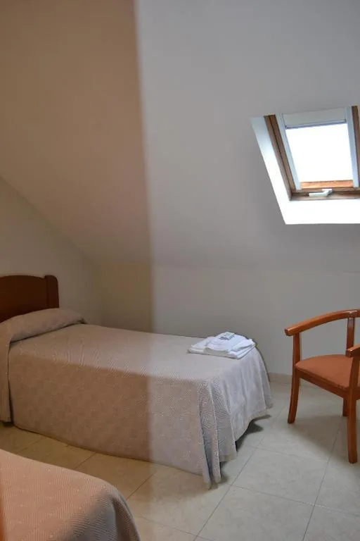 Habitación Individual con ducha y aseo compartidos — Hostal Galicia Arteixo