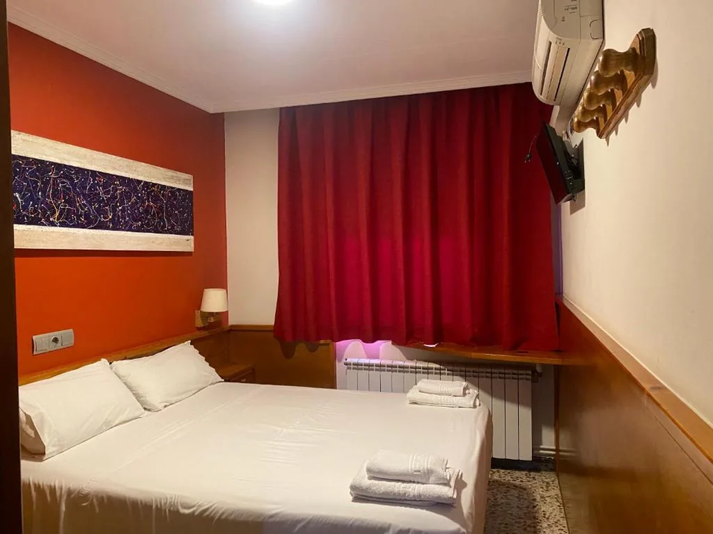 Chambre avec grand lit — HOSTAL GALICIA CARDEDEU