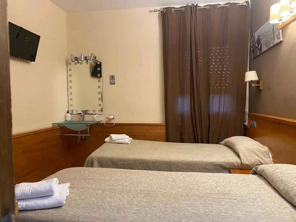 Chambre double avec toilettes communes - 2 lits — HOSTAL GALICIA CARDEDEU