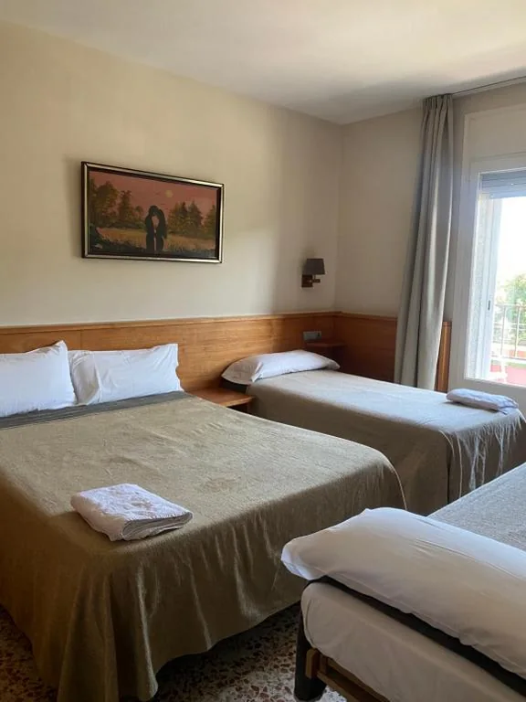 Chambre familiale avec salle de bains commune — HOSTAL GALICIA CARDEDEU