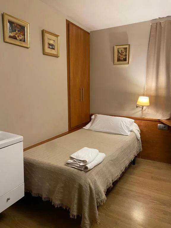 Chambre individuelle Standard avec salle de bains commune — HOSTAL GALICIA CARDEDEU