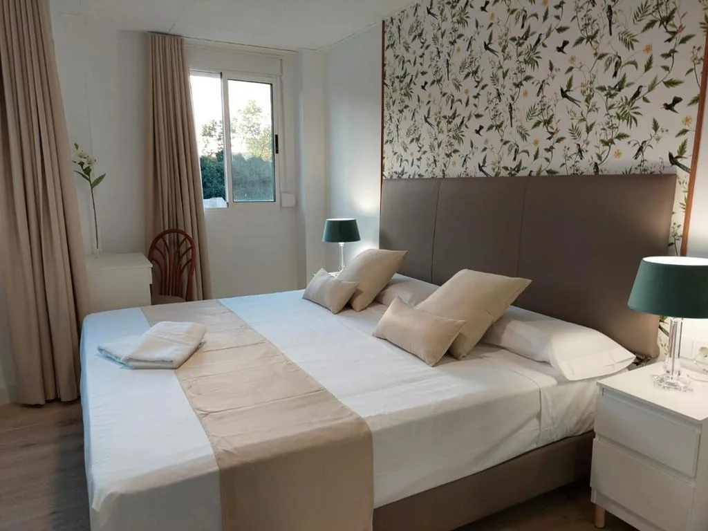 Habitación con cama grande y bañera de hidromasaje — Hostal GARDEN ROUS